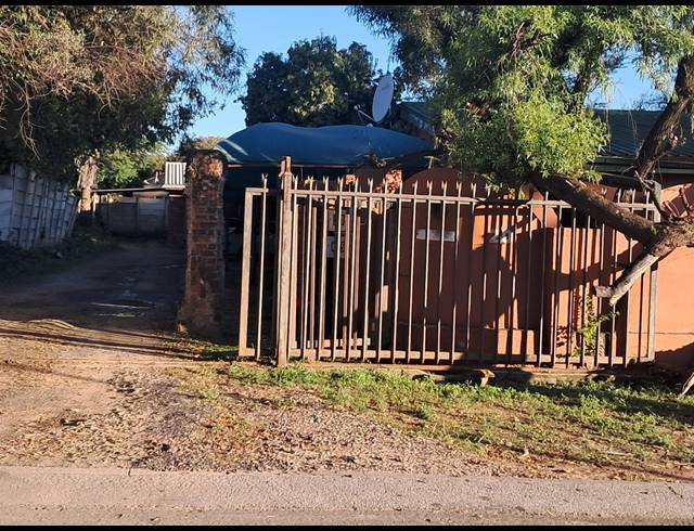 8 BEDROOM CLUSTER FOR SALE IN BRITS CENTRAL